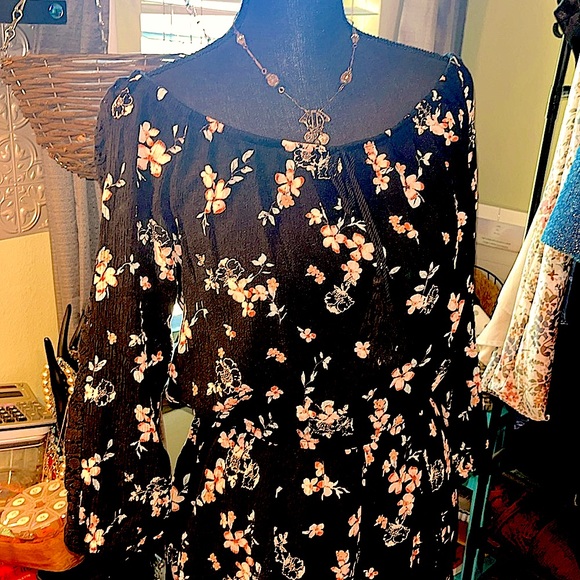 𝅺🎇#250-(M) Xhilaration Romper/floral design w/ lace trim. Super comfy. - Picture 1 of 10